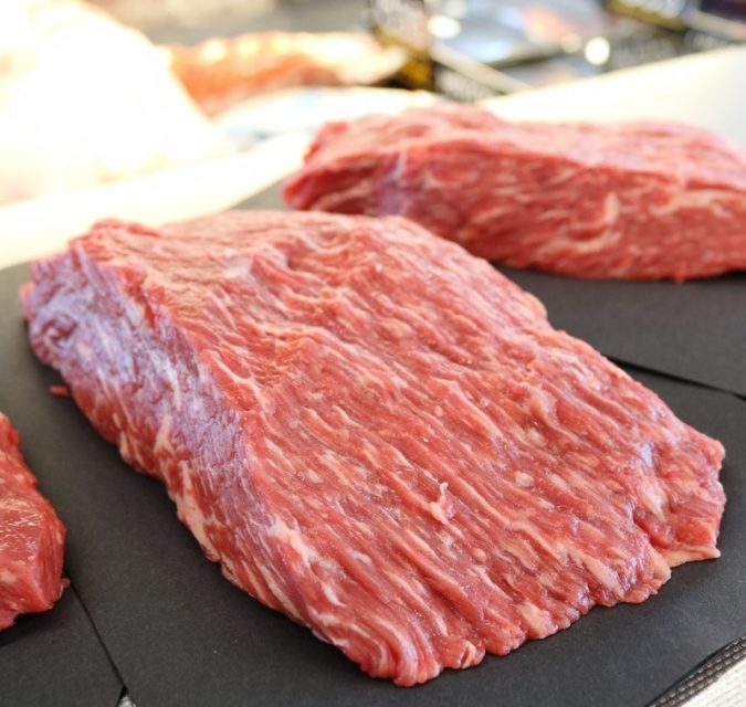 Bavette Black Angus grillée, beurre maison aux herbes