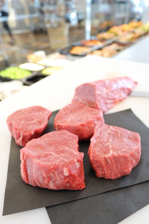 Filet mignon en croûte de poivre, à la poêle de fonte