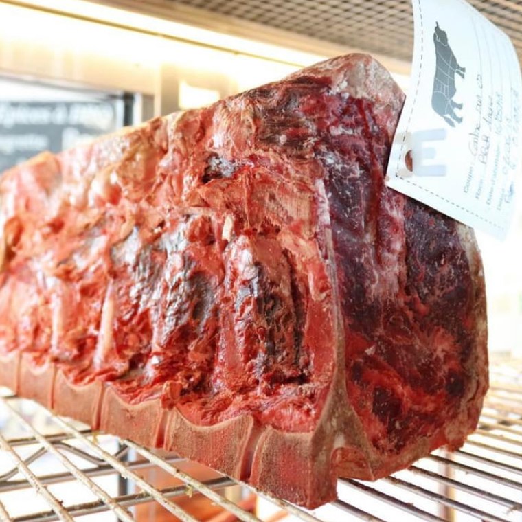 Bifteck de contre-filet USDA Prime vieilli, avec os