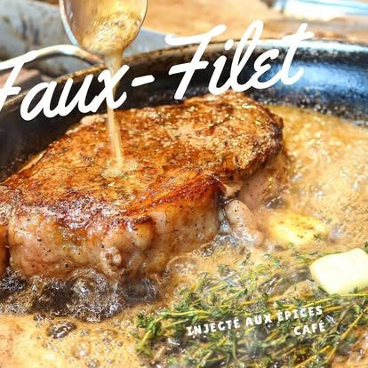 Faux-filet arrosé de beurre aux épices dans la poêle