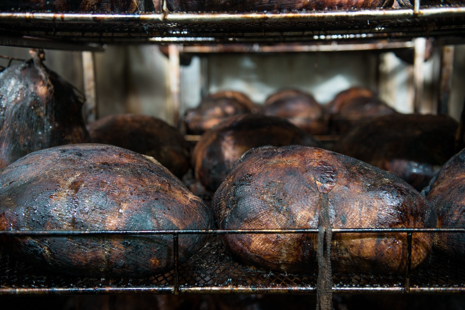 Jambons au fumoir — atelier Rouge Viande
